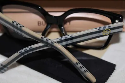 Patillas de un armazón Burberry con el cuadro de la casa