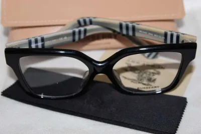 Armazón oftálmico Burberry negro con patillas de cuadros