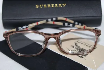 Armazón oftálmico Burberry rosa translúcido con patillas de cuadros