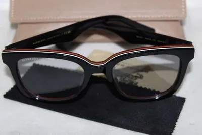 Armazón oftálmico Burberry negro con filo rojo y blanco