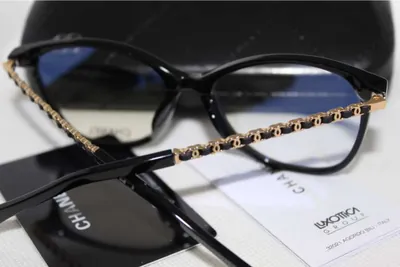 Patilla de un armazón Chanel con la cadena dorada entrelazada con piel
