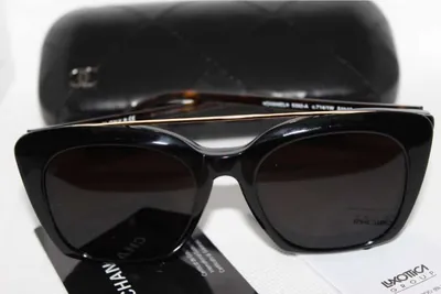 Lentes de sol Chanel negros con barra dorada