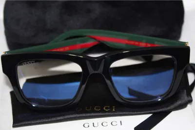 Armazón oftálmico Gucci negro con patillas de franja verde y roja