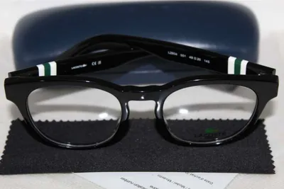 Armazón oftálmico Lacoste negro con franjas verdes y blancas