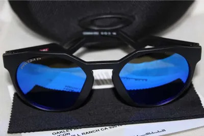 Lentes de sol Oakley negros con micas azules espejeadas