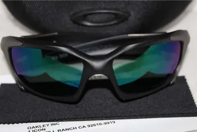 Lentes de sol Oakley envolventes negros con micas verdes espejeadas