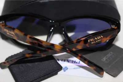 Patillas de carey de un armazón Prada con la firma Prada Milano