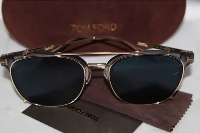 Armazón Tom Ford con clip de sol puesto sobre las micas