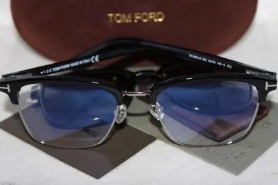 Armazón oftálmico Tom Ford negro con la T metálica en la bisagra