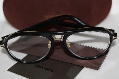 Armazón oftálmico Tom Ford negro redondo con la T dorada
