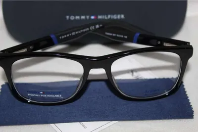 Armazón oftálmico Tommy Hilfiger negro con detalles azules
