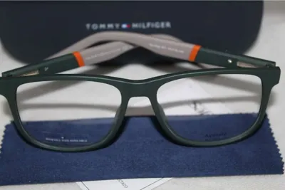 Armazón oftálmico Tommy Hilfiger verde con patillas grises