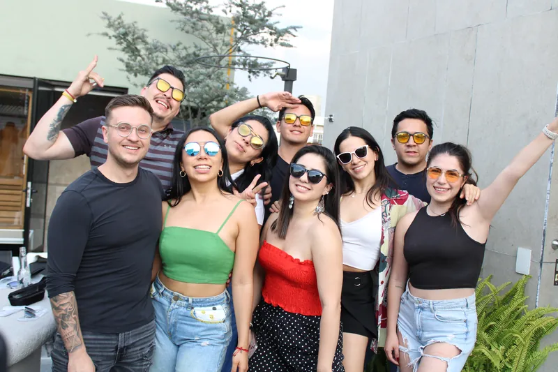 Grupo de personas sonriendo con lentes de sol
