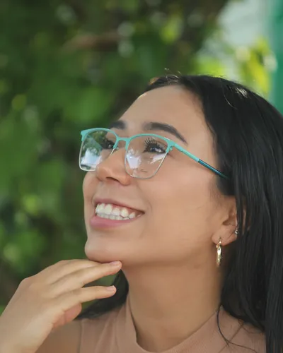 Mujer sonriendo con armazón turquesa