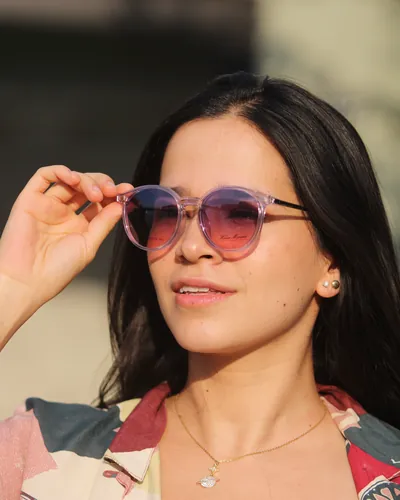 Mujer con lentes de sol de pasta rosa degradados