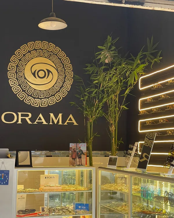 Interior de Óptica Órama con el sello dorado y las vitrinas