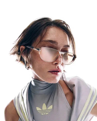 Mujer con lentes de sol adidas Originals de micas claras