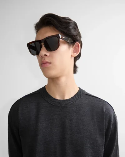 Hombre con lentes de sol Burberry negros cuadrados