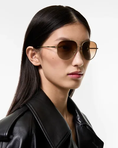 Mujer con lentes de sol Burberry de aviador dorados