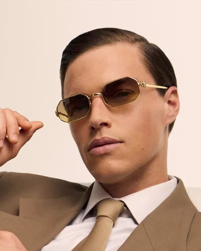 Hombre con lentes de sol Cartier ovalados dorados
