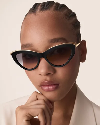 Mujer con lentes de sol Cartier negros de ojo de gato
