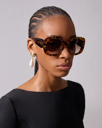 Mujer con lentes de sol Carolina Herrera de carey grandes