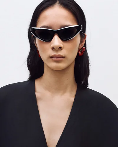 Mujer con lentes de sol Chanel negros de ojo de gato