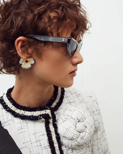 Mujer con lentes de sol Chanel y chaqueta de tweed