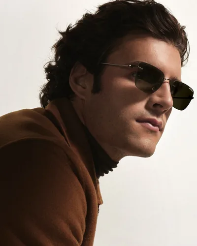 Hombre con lentes de sol Montblanc metálicos