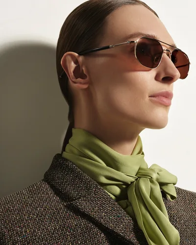 Mujer con lentes de sol Montblanc y mascada verde