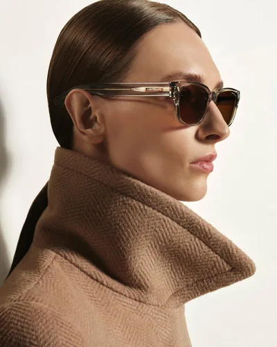 Mujer con lentes de sol Montblanc y abrigo camel