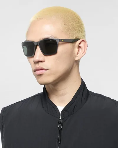 Hombre con lentes de sol Nike negros