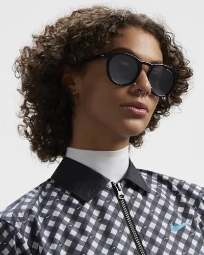 Mujer con lentes de sol Nike redondos negros