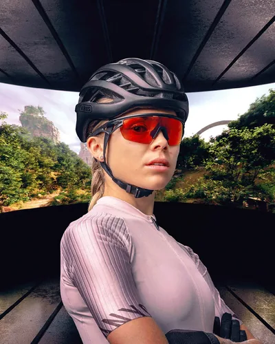 Ciclista con casco y lentes deportivos Oakley de mica roja