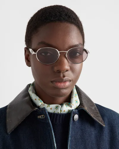 Hombre con lentes de sol Prada metálicos redondos