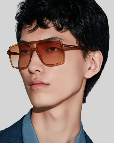 Hombre con lentes de sol Tom Ford de micas ámbar