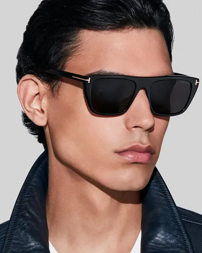 Hombre con lentes de sol Tom Ford negros con la T en la bisagra