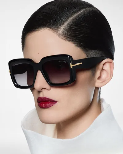Mujer con lentes de sol Tom Ford negros cuadrados y grandes