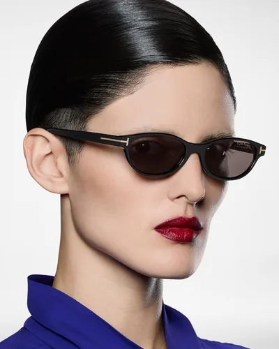 Mujer con lentes de sol Tom Ford negros de ojo de gato