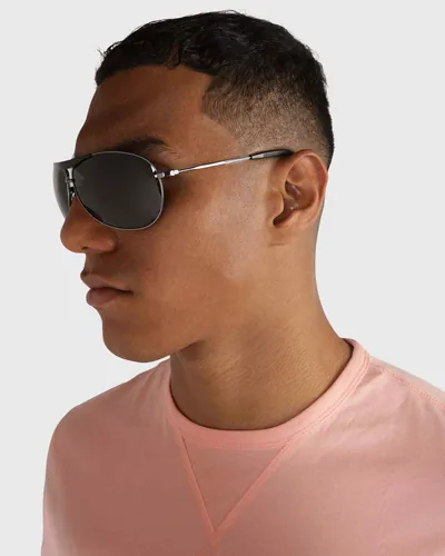 Hombre con lentes de sol Tommy Hilfiger metálicos de aviador