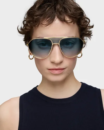 Mujer con lentes de sol TOUS de aviador dorados con micas degradadas