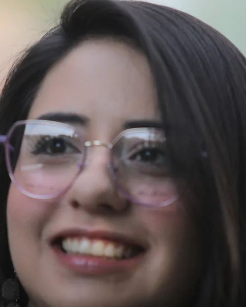 Mujer sonriendo con lentes de micas transparentes