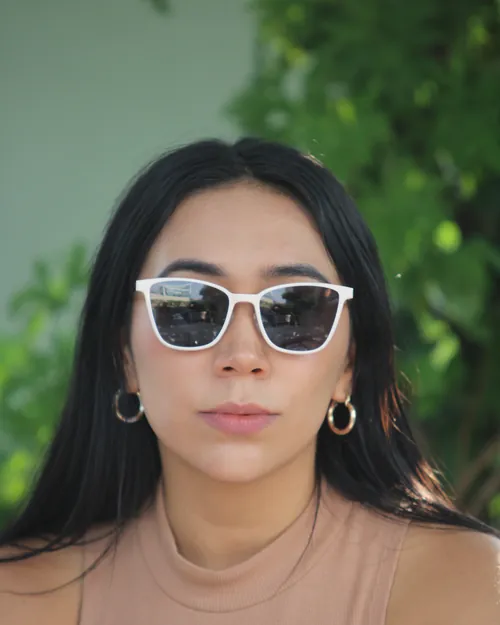 Mujer con lentes de sol de armazón blanco